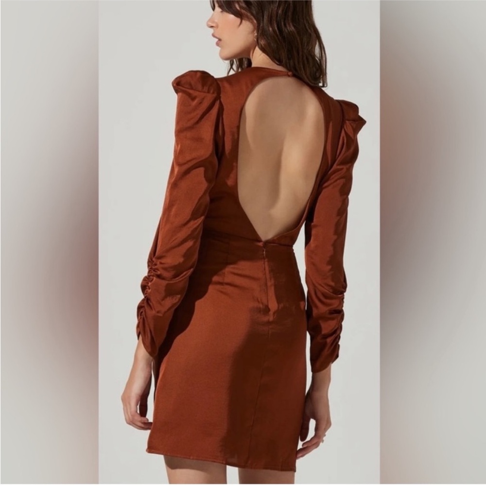 ASTR Ruched Rust Open Back Dress - Picture 2 of 5
